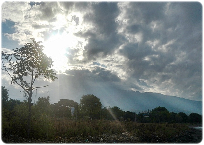 Ray of lights di Lesehan Gili Lebur Lombok Timur. Dokpri