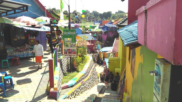 Kampung wisata dengan cat warna-warni diantara rumah warga dengan kondisi kampung yang tidak rata. Dok pribadi