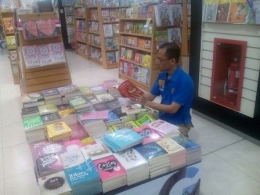 Mencari buku di TB. Gramedia Makassar (Dokpri/Subhan)