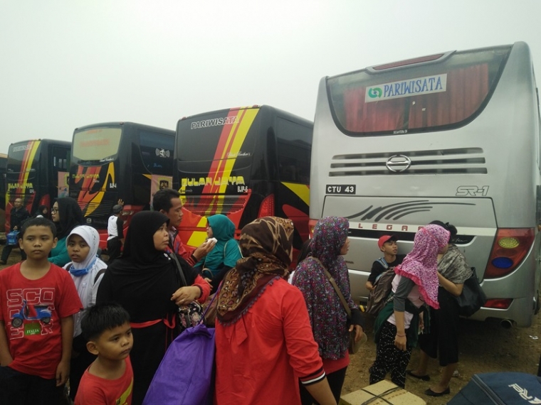 Penumpang yang belum mendapat bus (foto: widikurniawan)