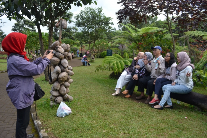 (Berphoto ria, atau bahkan ber-selfie: bahkan sudah menjadi kewajiban. Malah sering menjadi tujuan utama dari wisata itu sendiri di era HP yang berfitur photo yang semakin bagus. / Photo by: Rendra Tris Surya)