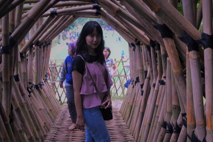 (salah satu sudut di objek wisata "Dusun Bambu" yang paling disukai anak-anak muda adalah: "Bamboo Bridge" ini. Tampaknya pengelola wisata akhir-akhir ini mulai menyadarai pentingnya elemen ber-photo/selfie di setiap objek wisata. Di tengah semakin "gandrung"-nya semua orang, semua usia untuk berphoto diri. Dhinda Ayu Amelia in action / Photo by: Rendra Tris Surya)