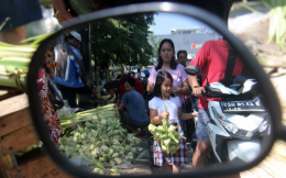 Berbelanja cangkang ketupat menjadi simbol akan datangnya hari kemenangan (aktual.com)