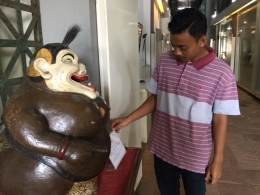 Tokoh Semar Tertawa. Foto diambil di Museum Pewayangan Kota Tua Jakarta (Dokumen Pribadi)