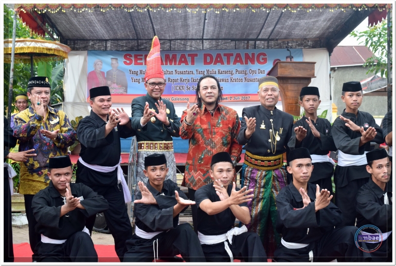 Nurdin Abdullah (Raja Bantaeng ke-37) memakai Songko Eja (topi merah) berpose bersama Remaja Pencak Silat Galesong, Kabupaten Takalar dan pengurus ICKN (02/07).