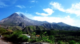 Gunung Merapi (Sumber: gobororbudur.com)