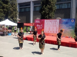 Pertunjukan tari oleh mahasiswa Indonesia di Beijing