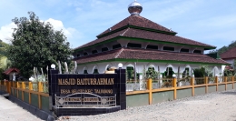 Masjid Baiturrahman sebagai pusat kegiatan keagamaan masyarakat Seloto.Foto/T.H. Salengke