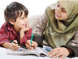 Seorang ibu yang sedang mendidik anaknya (sharingdisana.com)