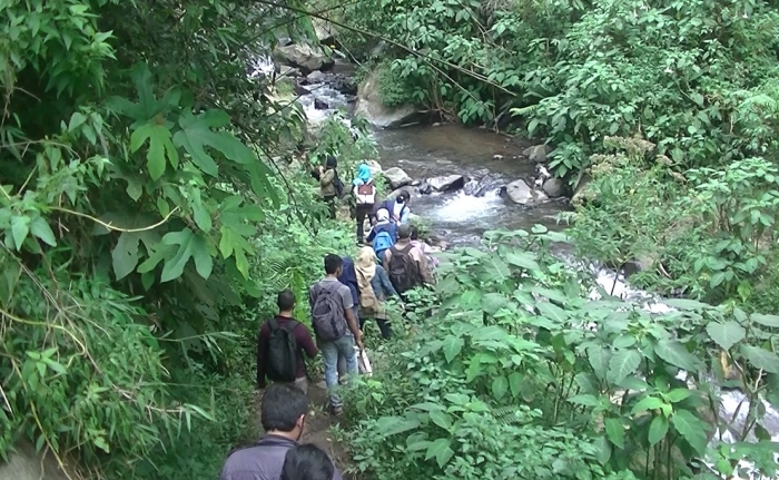 Menyusuri sungai Coban Tengah, Malang (koleksi pribadi)