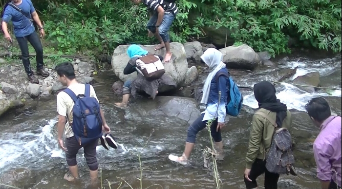 Menyusuri sungai Coban Tengah, Malang (koleksi pribadi)