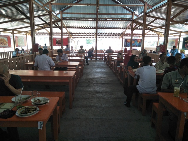 Suasana di dalam Warung Tengkleng Gajah (dok pri)