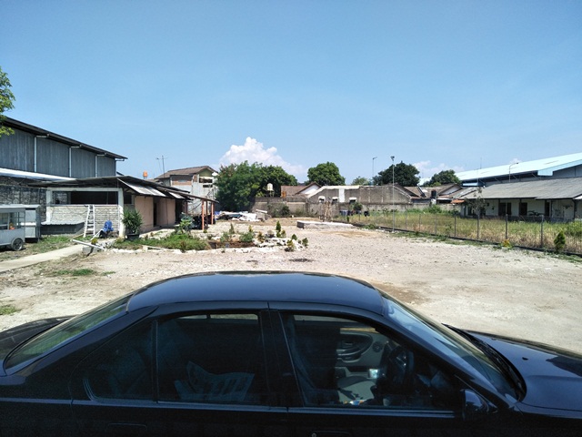 Lahan parkir Warung Tengkleng Gajah yang luas (dok pri)