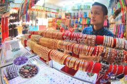 Pedagang perhiasan di Pasar Intan Cahaya Bumi Selamat-Martapura, Kalimantan Selatan. (dok.pri).
