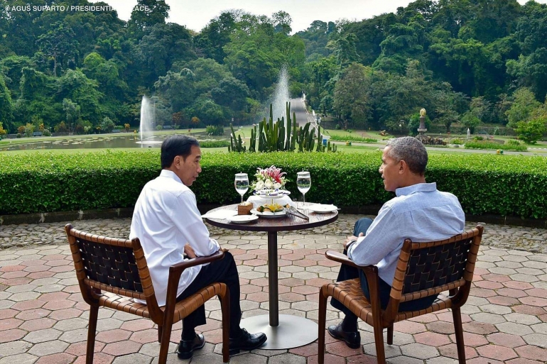 Presiden Joko Widodo menerima mantan presiden Amerika Serikat Barack Obama di Kebun Raya Bogor. Foto Agus Suparto (Presidential Palace). Sumber: detik.com
