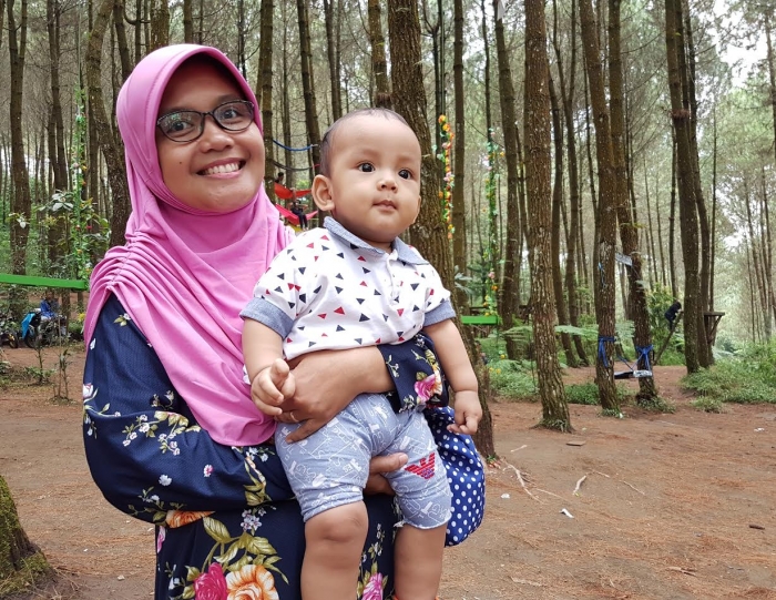 main di Hutan pinus aman dari gigitan nyamuk berkat Telon Lang Plus