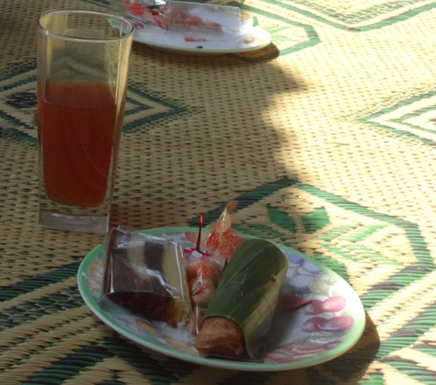 Unjukan atau minuman dan cemilan (Sumber: dokumen pribadi)