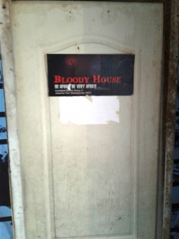 pintu yang mengawali tur di rumah hantu prj (sumber: dokumentasi pribadi)
