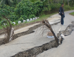 Rengkahan jalan akibat gempa bumi 7,6 SR di lintas jalan raya di Kab. Padang Pariaman (30/09/09). [dok. pribadi]