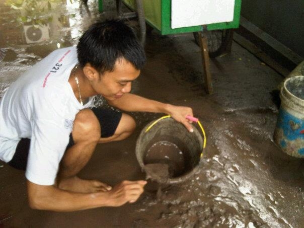 Menciduk endapan abu gunung yang bercampur air hujan. Dok.Pribadi