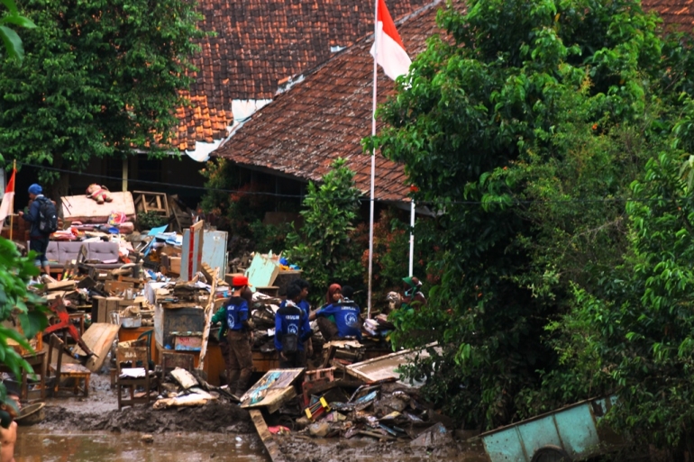 Sekolah pun tak luput diterjang banjir. foto: Donny Iqbal