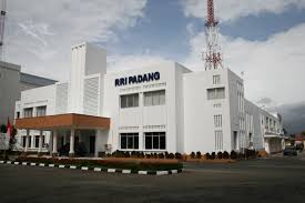 Radio RRI Padang berperan aktif dalam membangun budaya sadar bencana serta update berita pasca bencana [sumber; www.prosaturripadang.wordpress.com]