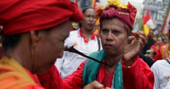 Atraksi Kebal Para Bissu (Sumber foto:Tribun)