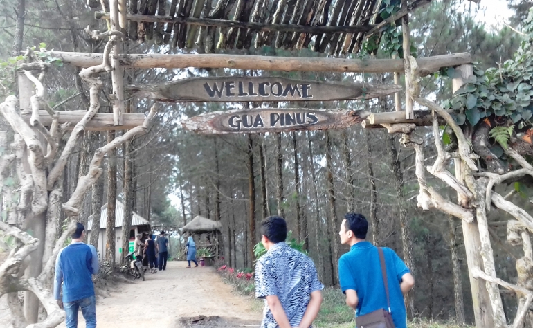 Pintu masuk menuju Goa Pinus, Malang/Dok. Pribadi
