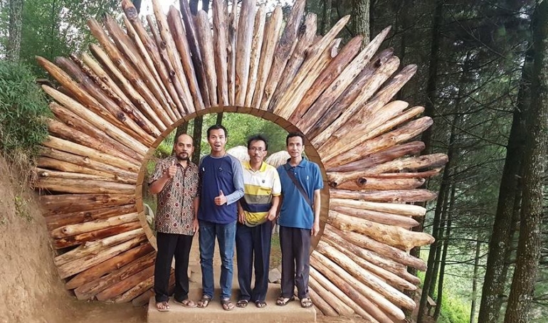 Bersama Pak Munir (paling kiri) di dekat pintu masuk spot wisata Rumah Papua/Kiriman foto via fb Mas Isjet