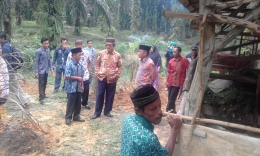 Bupati Bangka berdialog dengan Kades Tiang Tara (foto: Rustian)