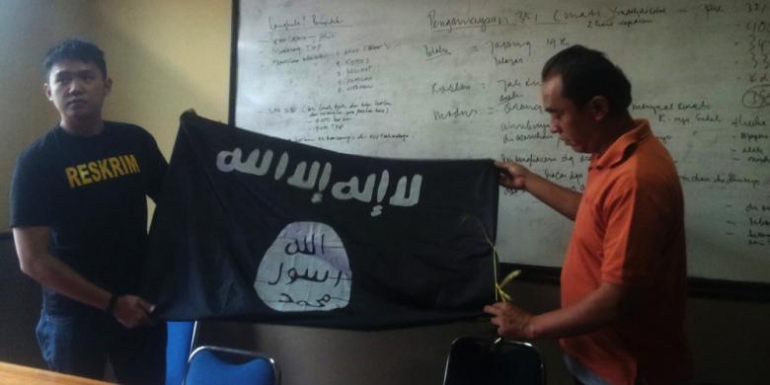 Kasus Bendera ISIS di Polsek. Source: Serba7.com