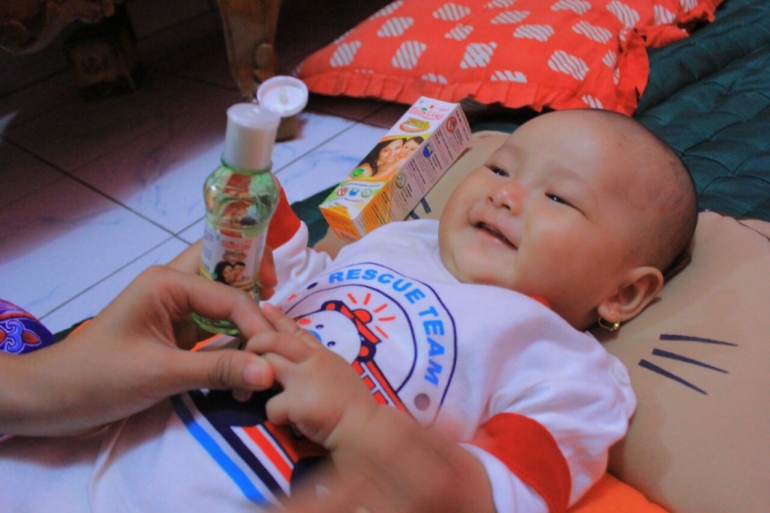 Diolesi Telon Lang Plus membuat bayi mendapatkan perlindungan 12 jam dari gigitan nyamuk (Dokpri)