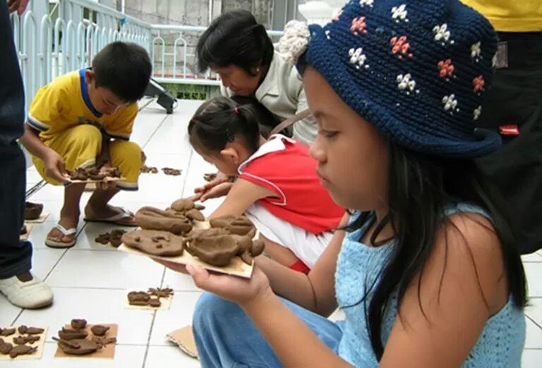 Berkreasi menggunakan tanah liat (Dok. Kolong Tangga)