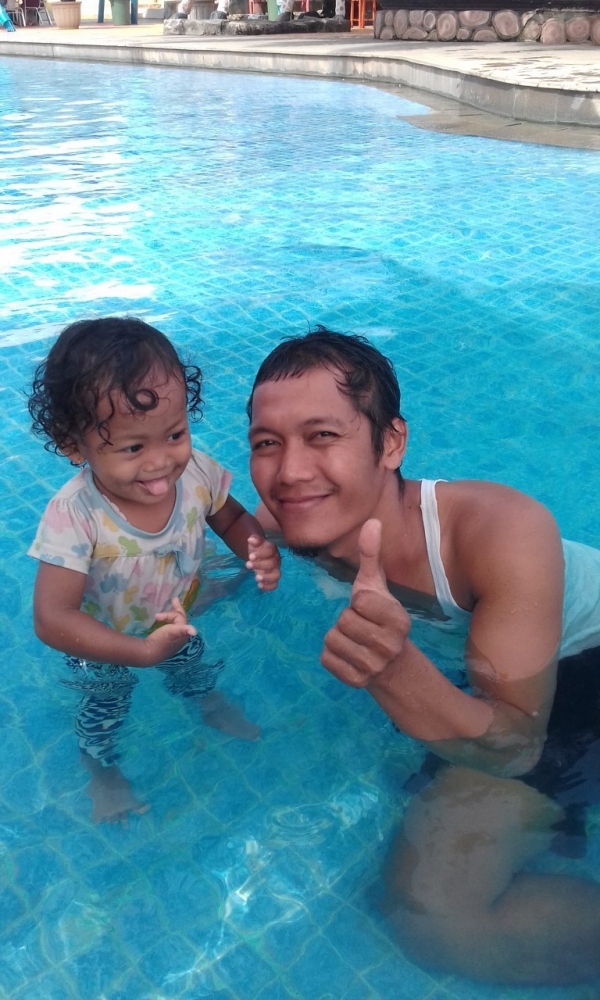 Ghina pose bareng Ayahnya ketika berenang(dokpri)