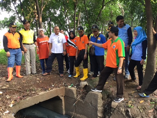 Wakil Walikota Jakarta Timur berdiskusi dengan Cemat Cipayung, Lurah Ceger dan RW setempat. Mereka membahas drainase yang sering menjadi penyebab banjir di kawasan itu.| Dokumentasi pribadi