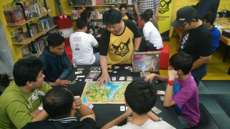 Memainkan board game Celebes di Arcanum, Jakarta| Dokumentasi pribadi