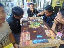 Asyik memaninkan board game Candrageni di Dakon, Yogyakarta| Dokumentasi Dakon