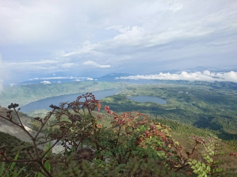 Pemandangan danau di atas, danau di bawah dan danau talang hari itu (dokpri)