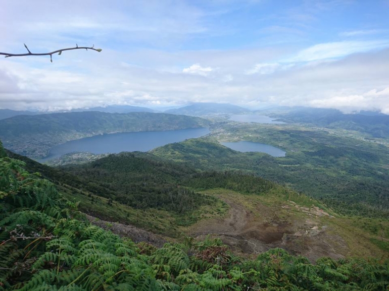 Pemandangan cadas di bawah dan tiga danau (dokpri)