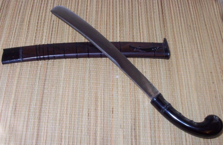 Golok sekarang tidak melulu digunakan sebagai senjata bagi para pesilat, tetapi juga untuk membantu petani di ladang. Foto: wikiwand.com/id/Golok