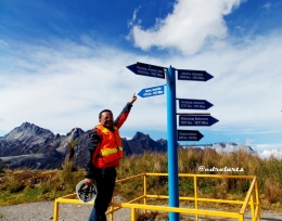 Pointer kilometer di spot Bunaken, Latar puncak es Puncak Soekarno dan dinding salju NorthWall (dok.pribadi)
