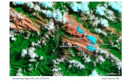Citra satelit pegunungan Jaya Wijaya tahun 1989 (sumber: www.earthobservatory.nasa.gov)