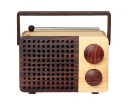 8. Desain radio kayu Magno, hasil rancangan Singgih Susilo Kartono. 