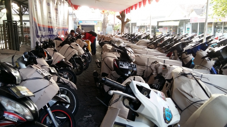 Kementerian Perhubungan (Kemenhub) tahun 2017 ini gencar mengajak warga agar tidak mudik dengan sepeda motor. Kemenhub menyediakan angkutan sepeda motor dan warga secara gratis ke berbagai kota tujuan mudik. Ini deretan sepeda motor di Stasiun Purwosari, Solo, Jawa Tengah, pada Jumat (23/06/2017) pagi. Rerata per hari datang 150 motor dari Jakarta-Bogor-Depok-Tangerang-Bekasi (Jabodetabek). Foto: isson khairul 