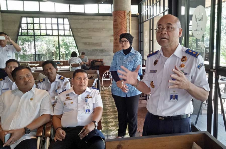 Ir. Bambang Prihartono, PLT Kepala BPTJ, sekaligus Staf Ahli bidang Teknologi dan Energi Perhubungan di depan awak media, Blogger dan jajaran Blue Bird, di Djournal Coffee, West Mal Grand Indonesia, Jakarta, Sabtu 8 Juli 2017. (Foto GANENDRA)