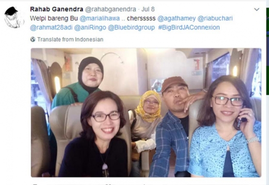 Saat mencoba armada Big Bird premium bareng kawan Blogger dan Ibu Maria Lihawa (kanan pegang hp) dari Bluebird. (Dokpri)