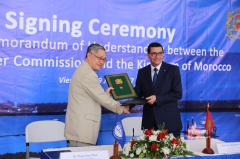 Duta besar Maroko untuk Thailand Abdelilah El Housni (kanan) bersama CEO Mekong River Commission (MRC) Pham Tuan Phan di Vientiane setelah menandatangani Nota Kesepahaman (MoU) dengan Komisi Sungai Mekong (MRC) untuk bekerjasama dalam bidang pembangunan dan manajemen sumber air berkelanjutan. | Credit: Courtesy of Mekong River Commission