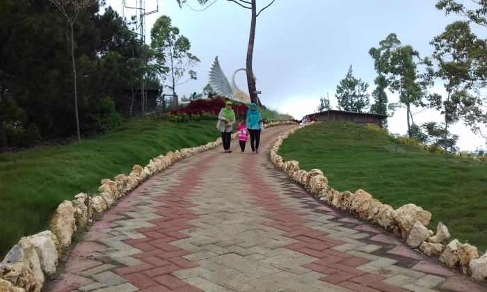 Jalan setapak berpaving, baru usai dibangun di Taman Langit/Dok. Pribadi