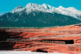 13. Pertunjukan spektakuler rancangan sutradara film Zhang Yimou (. 1951) di lereng Jade Dragon Snow Mountain, kota tua Lijiang yang merupakan Situs Warisan Dunia UNESCO. Fotografi: Ka Xiaoxi.