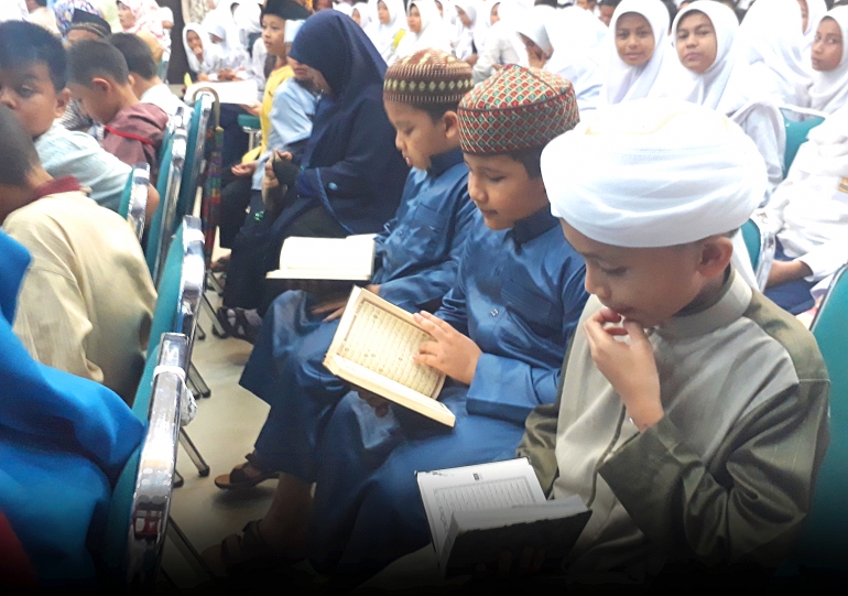 Suasana pembukaan acara Musabaqah dan Multaqa Da'i 2017 di Asrama Haji, Tabing, Kota Padang. Tampak sejumlah anak sedang menekuni membaca Alquran. (Foto: Humas Pemko Padang)